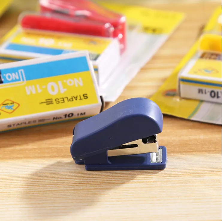 Mini Stapler Set tragbarer Plastik für Nr. 10 Staples Children Studenten Süßes Briefpapiergeschenke Bürovorräte