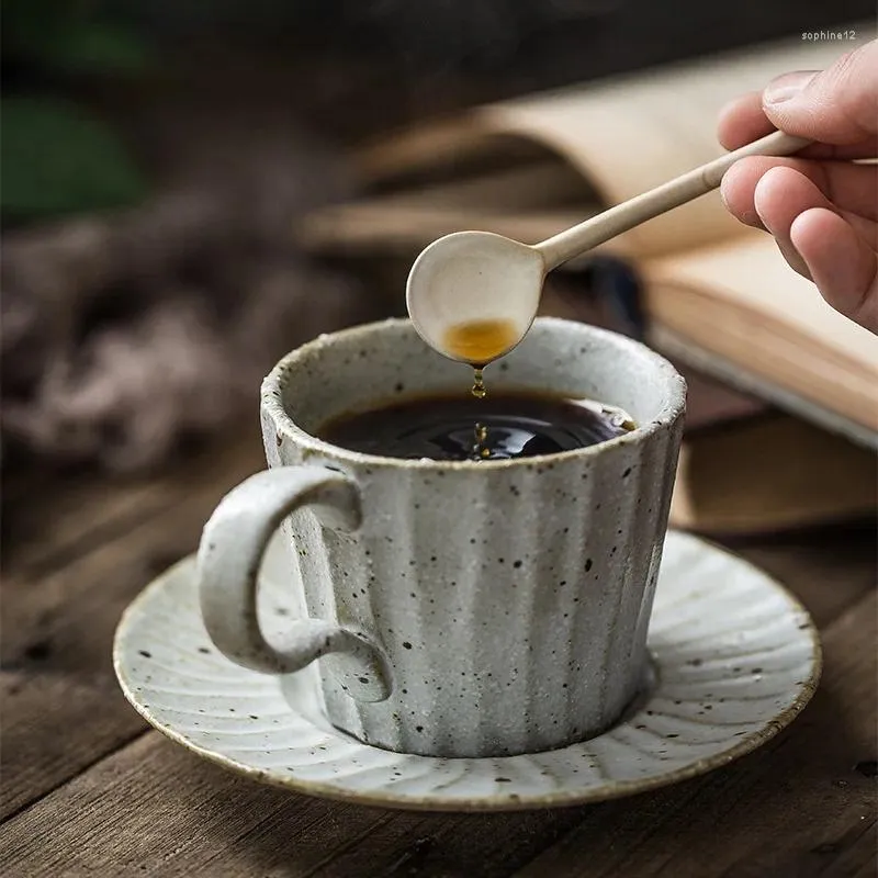 Tazze di tazza di caffè stoare e set di piattini fatti a mano in ceramica retrò fatti a mano