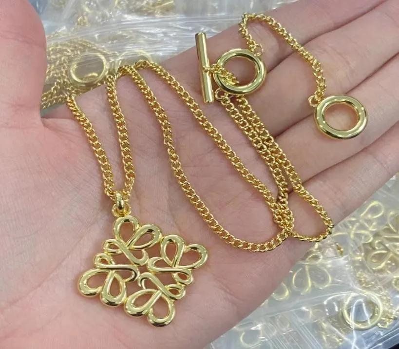 Luxus l Brand Designer Anhänger Halsketten hohl Geometrie Charme Quadratkuchen Einfacher ol elegantes 18K Gold Kreuzketten Halsketten Juwel1687696