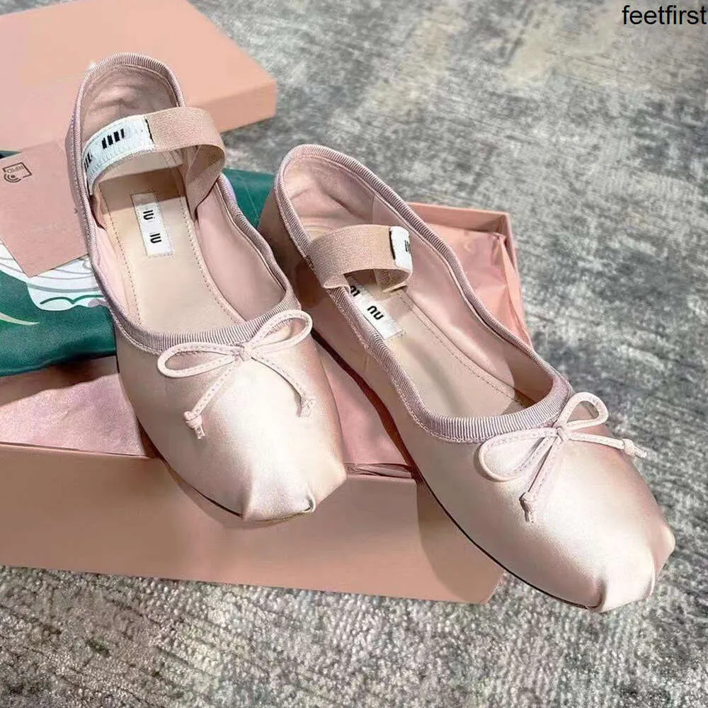 Luxury Paris Ballet Fashion Designer Professional Dance Shoes 2023 Satin ballerinas mm plateforme Bowknot Bouche peu profonde Sandales plates simples pour femmes 35-40