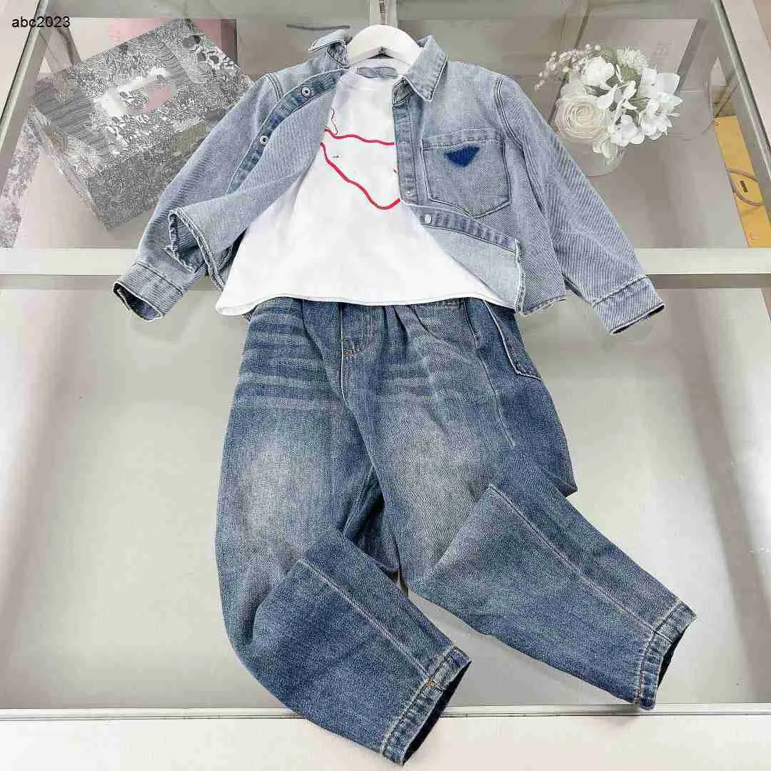 Klassiker baby spårdräkter sommar tre stycken set barn designer kläder storlek 100-160 cm rund hals t-shirt denim jackor och jeans 24 april