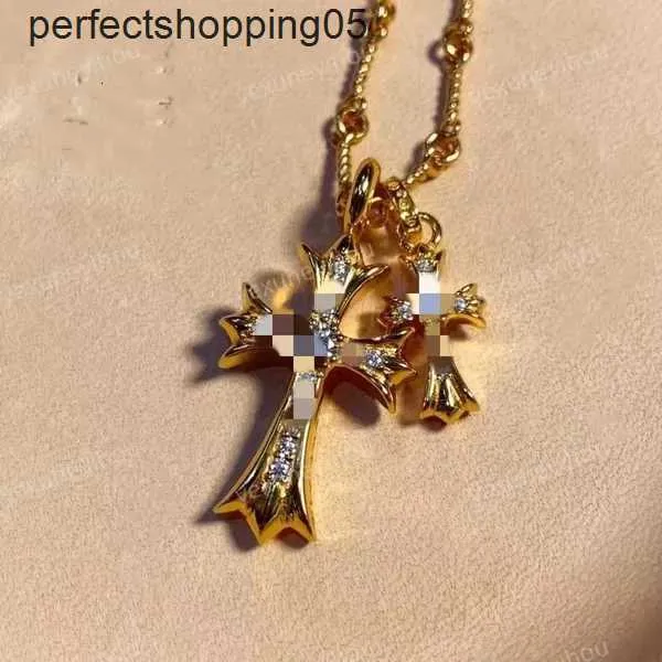 Collier de créateur de bijoux K lunoxin Double couche Cross Femmes American Light Design High Sense Mens Long Pull Chaîne Chromees Collierb5pu