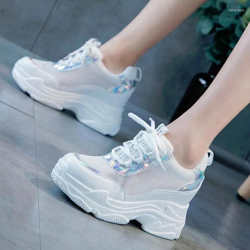 Fitness Shoes 2024 Women Wedge Platform Rubber Brogue Lace Up High Heel Aumentando Tênis de Prata Branco Zapatos de Mujer Plataforma