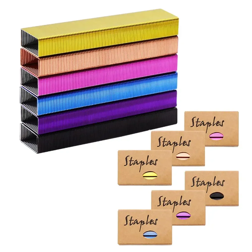 Stapli colorati delle spine Staple Standler Stapler Riemite 26/6 Dimensioni 950/Pacchetto 5700 Staples per le forniture di cartoleria di pinzatura della scuola di ufficio