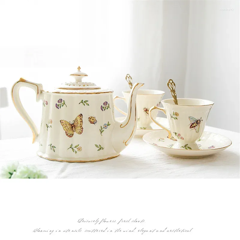 マグカップ金メッキの庭の陶器塗装金のコーヒーカップとソーサー豪華なレトロな花のティーカップ英語アフタヌーンティーセット