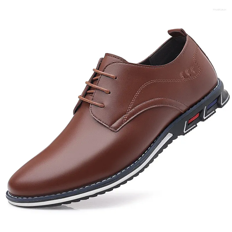 Chaussures décontractées 2024 grande taille mode masculine en cuir léger laçage de quatre saisons célibataire