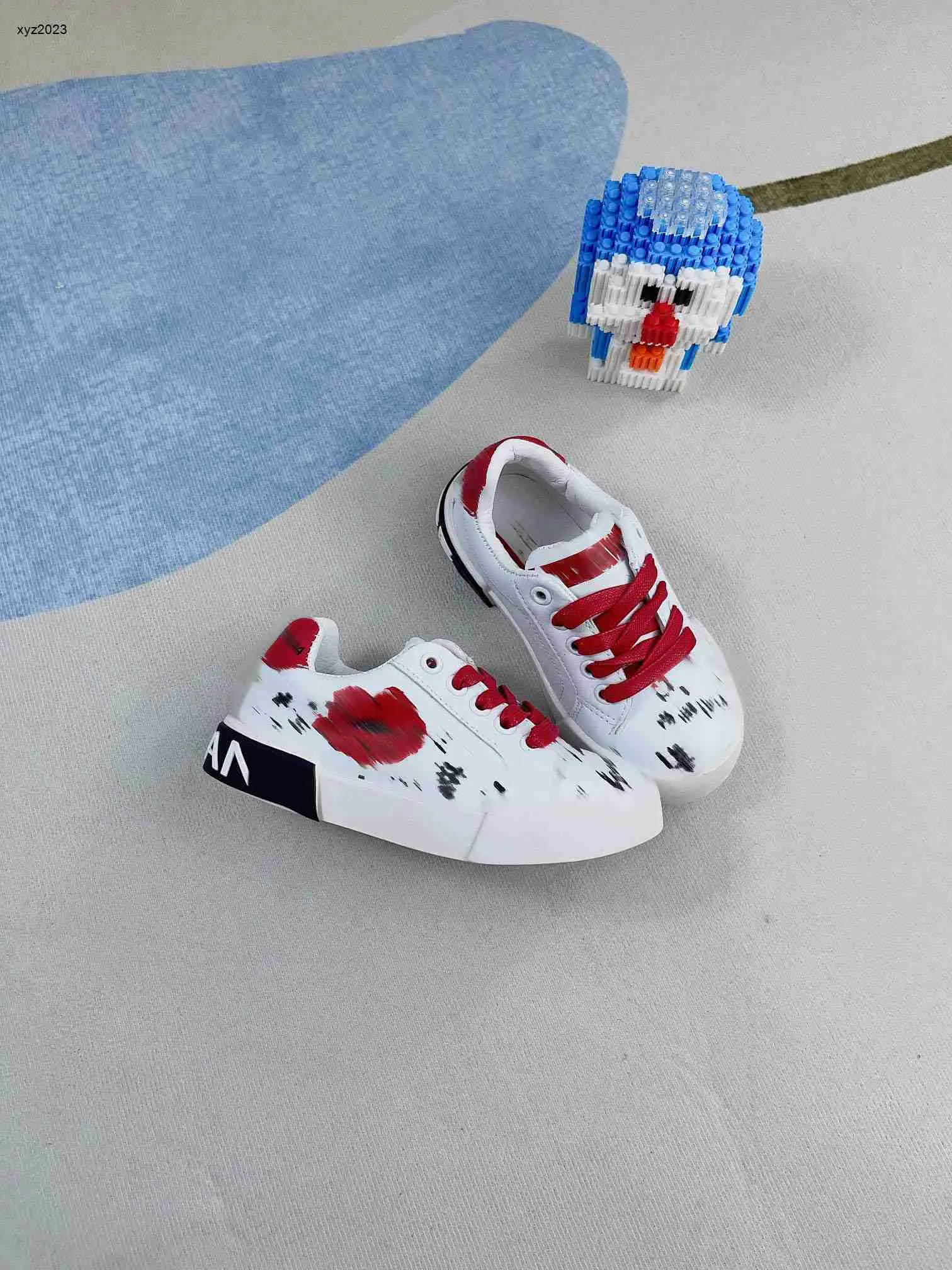 Mode baby sneakers röda blommor tryck barn skor storlek 26-35 box skydd flickor casual brädskor pojkar casual skor 24 april