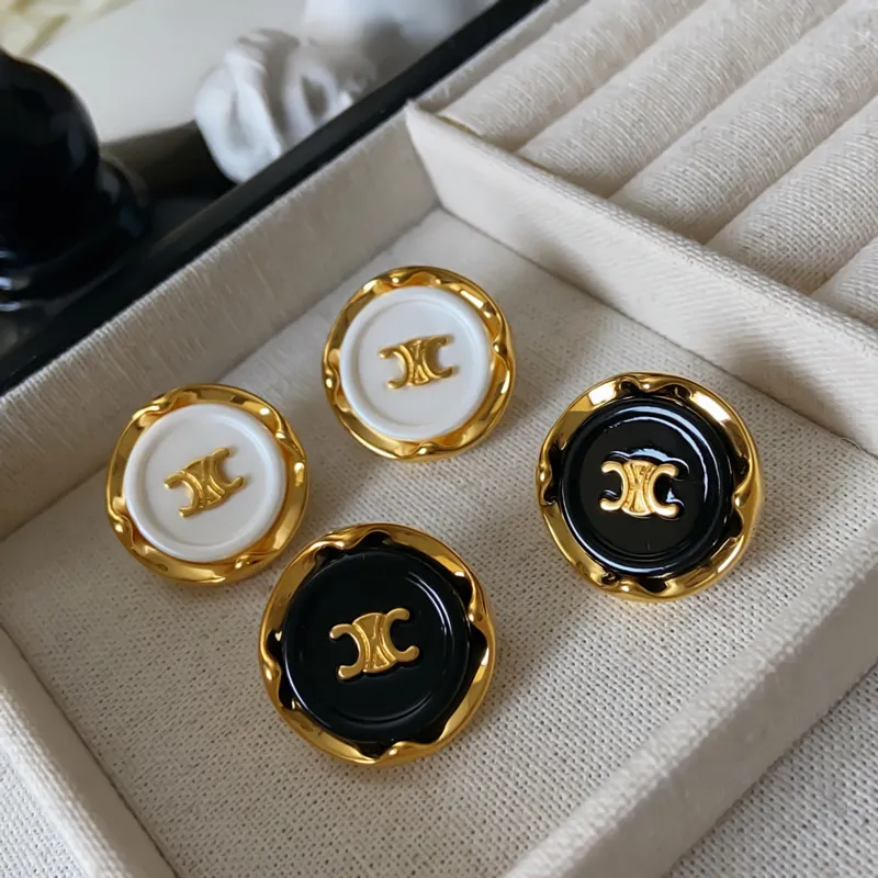 2024 Primavera Verão Novo Rodado Round Letters Designer Brincos para mulheres 18K Gold Retro Retro Vintage Luxo Celi Marca Geometria Brancos Brincos Earrings Anéis de ouvido Jóias