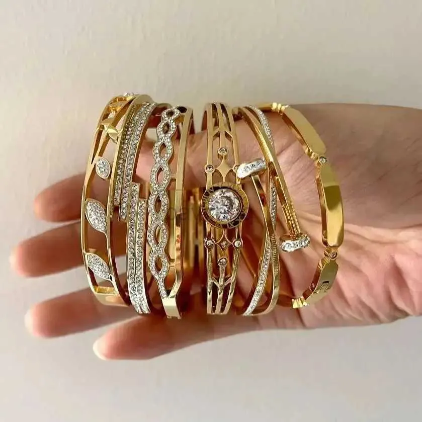 Bangle Nieuw ontwerp Goudkleur Zirkoon en Cross Noot Nail Bracelet armbanden voor vrouw metalen roestvrijstalen waterdichte sieraden Groothandel 240411