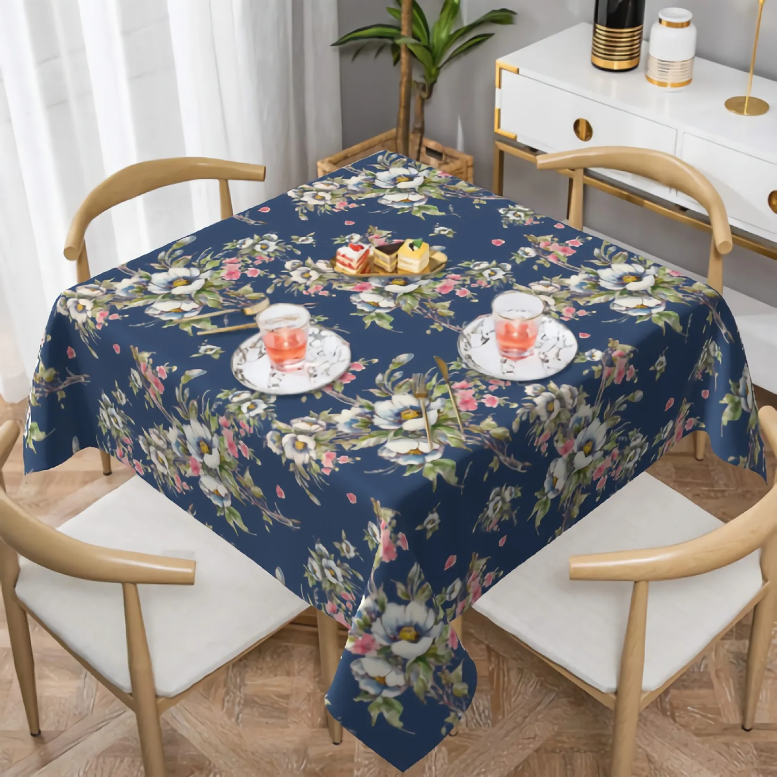 Couche de fleurs blanches table de table bleu floral