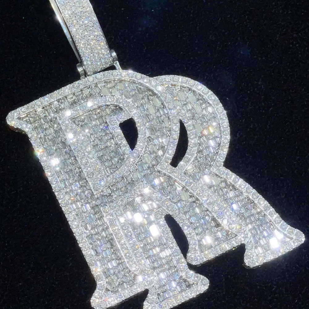 2024 Testador de diamante de diamante personalizado gelo vvs moissanite jóias letra de hip hop pingente de pendente de baguete alfabeto "r" colar para homens