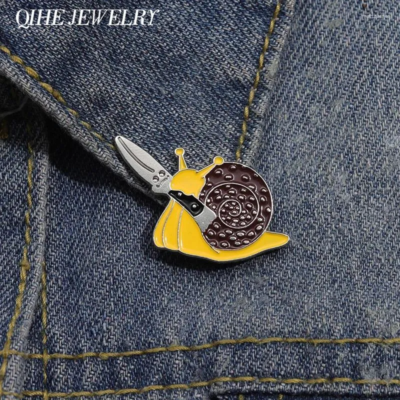 Brooches Creative Cartoon Snail Holding Knife Brooch Enamel Pin Custom Funny Animal Lapel Backpack Badge Jewelry Accessories Pins