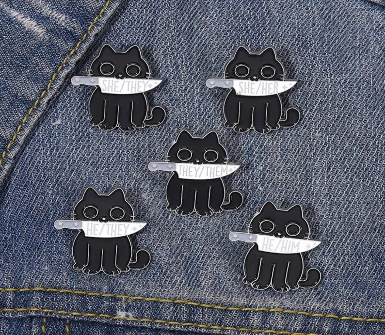 Black Cat Pronouns Émail Émail Punk Brooch Quathe Shequot Knife Animals Badge Witch Pin chaton Goth Bijoux Gift Fri8497935