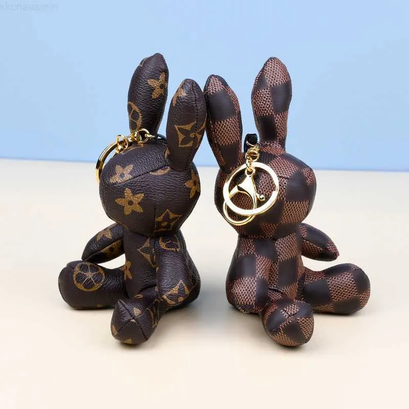 2023 designer nyckelringar kanin pu läder nyckelringar handväska hänge biltangent kedja charm brun blommor mini väska tofs gåva för män kvinnansapparier