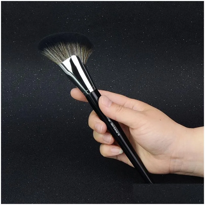 Pro Demi Fan Makeup Brush 72 Featherweight Soft Bristle Seamless Setting Powder Cosmetics Brush Beauty Tools8100863