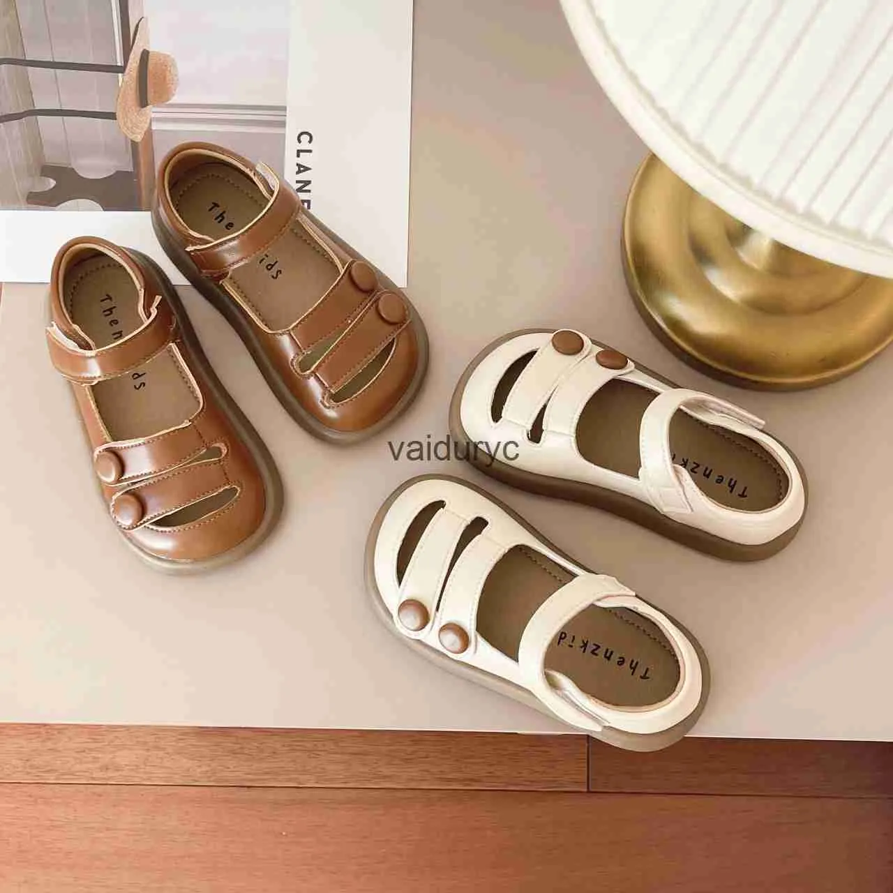 Sneakers koreańskie 2024 Letni niemowlę i maluch puste rzymskie sandały dla dziewcząt miękkie podeszwa skórzane buty Baotou wygodne spacery H240411