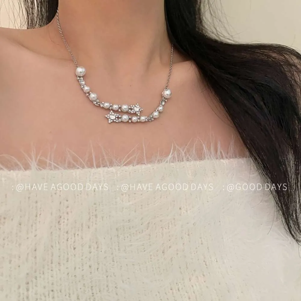 une chaîne de clavicule sophistiquée et luxueuse.Collier de perle étoilé à cinq étoiles asymétriques pour femmes