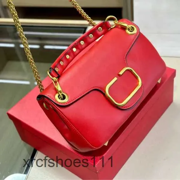 Designer 2024 Crossbody Handheld Fashion One Enveloppe Nouveau sac Saclage Spring / Summer Sacs Riveted Metal Shoulder V-Chain Valenn Ivvt