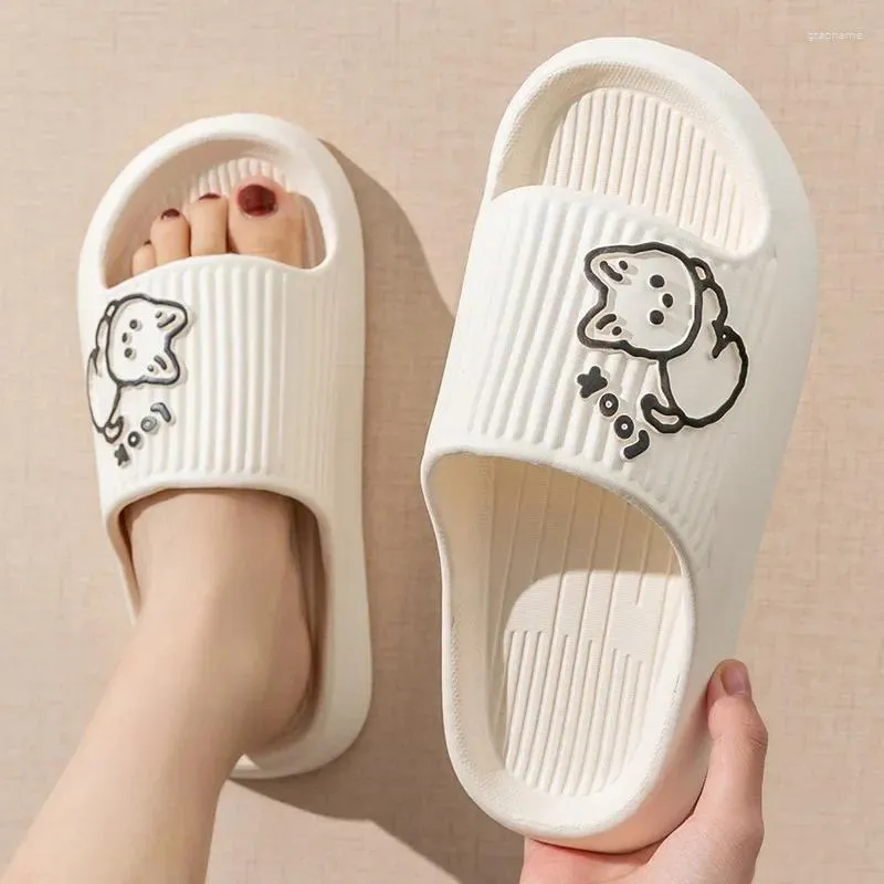 Chaussures décontractées pantoufles d'été plate-forme de salle de bain non glissée Home Bear Cartoon tongs Flipflops plage femmes sandales pantoufles glissements intérieurs extérieurs 2024