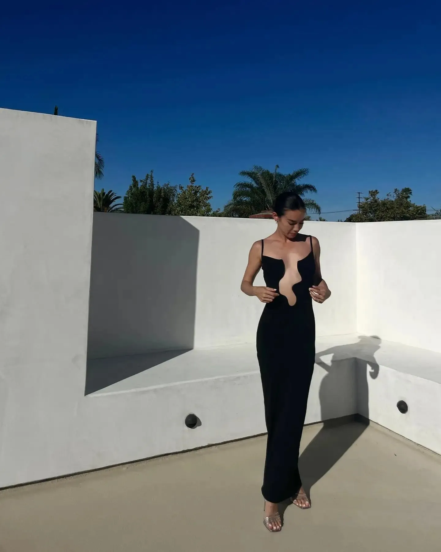 Chic Irregular Deep V-Neck Black backless maxi dress for Women - Solid Sleeve, Wavy Edge, Perfect for Summer Beach Holidays - Style 240407 Chic Irregular Deep V-Neck Black backless maxi dress for Women - Solid Sleeve, Wavy Edge, Perfect for Summer Beach Holidays - Style 240407