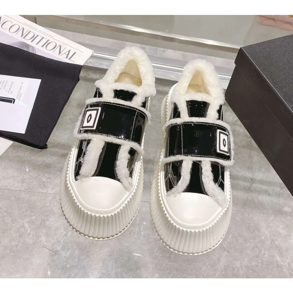 Sneakers de créateurs Chaussures décontractées surdimensionnées blanc noir en cuir noir de luxe Velvet en daim pour femmes