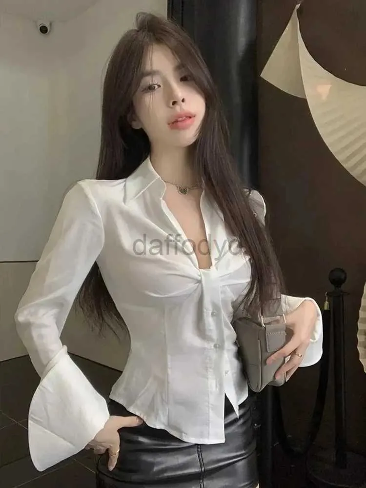 Chemises de chemisiers pour femmes chemises Femmes Slim Folds Chic Autumn Hiver Fashion Hotweet All-Match Flare Sleeve French Casual Tops Harajuku Sexy Blouse Lady 240411
