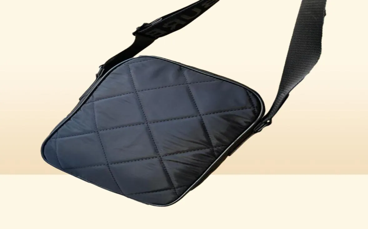 Designer Awe Black Messenger Bag de alta qualidade Men039S Nylon Camera Bag Modans Men039s e Women039s ombro9944760