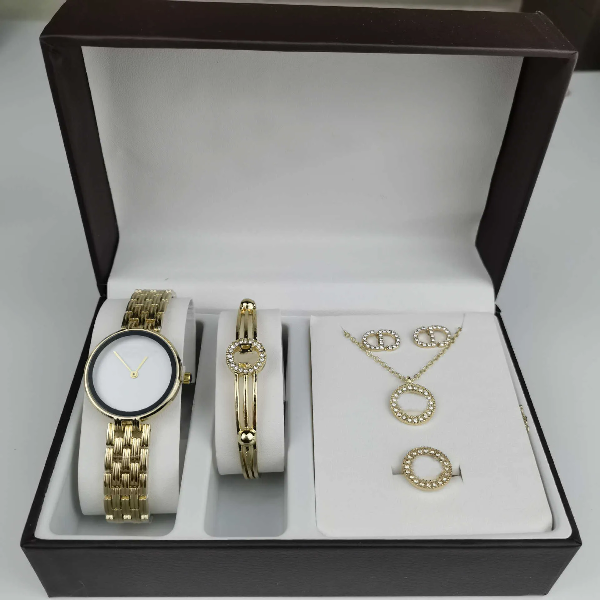 Ensemble de 5 pièces de nouvelles montres pour femmes en quartz à la mode