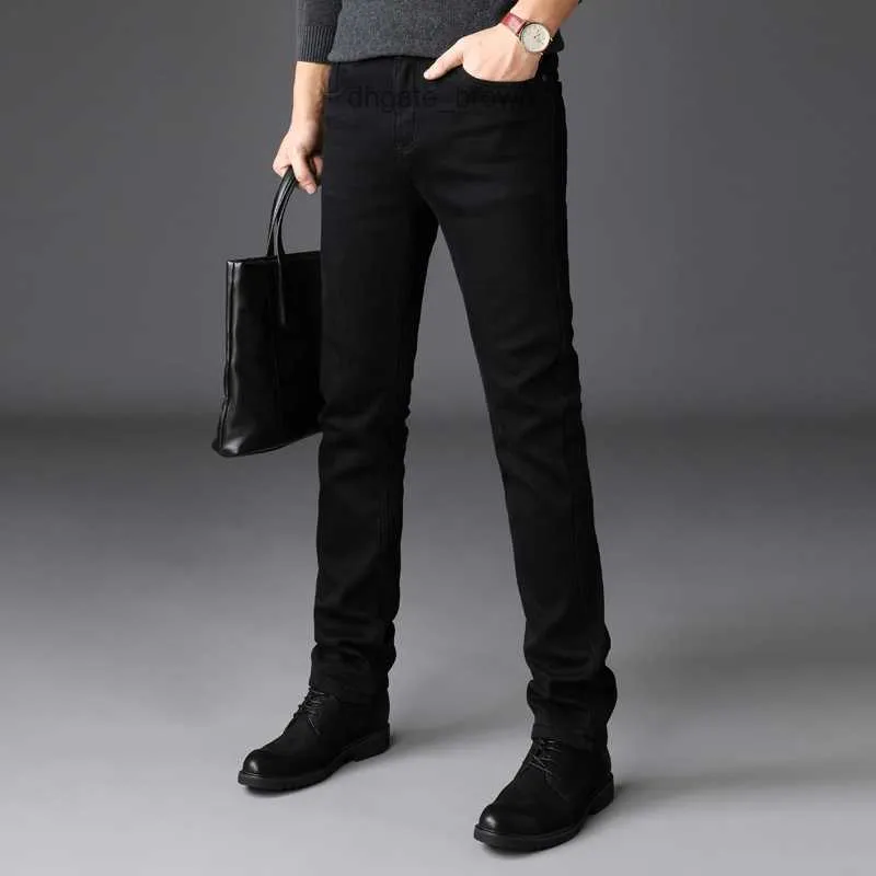 Jeans Slim Fit Pure Black préférés pour les hommes 2023 Saison Nouveau élastique à mi-hauteur à mi-hauteur Jeans pour hommes Pantalon