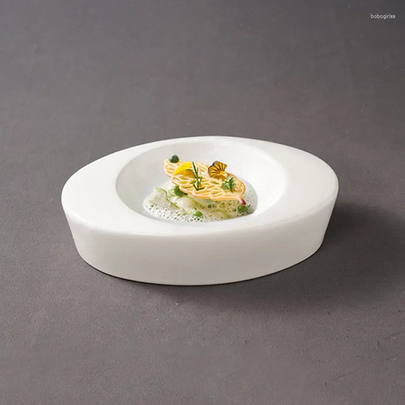 Bowls Creative Ceramic White Double Oval Scald Profof Bowl French Westernには、芸術的な概念料理と食器が添えられています。