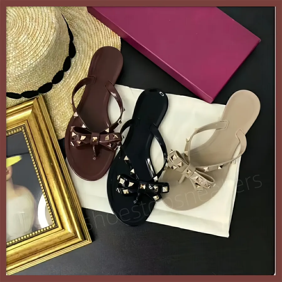 Kvinnor Rivet Jelly Sandals Shoes Beach Flip Flops Shoes Classic Quality Studded Ladies Cool Branding Summer Female Bow Knot Flat Slipper Beach Flops Shoes