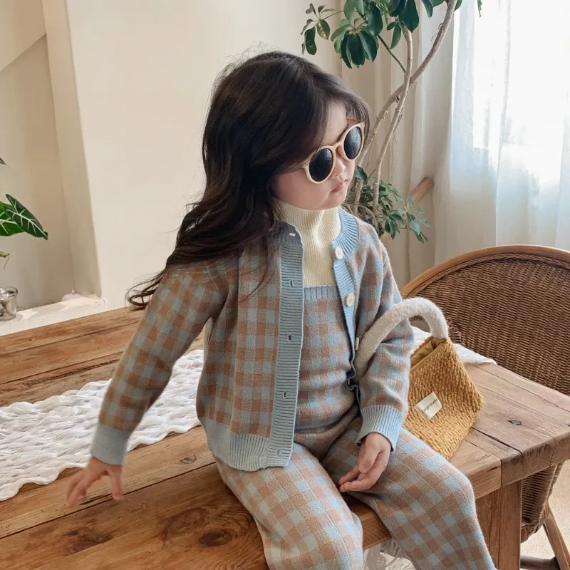 Neue Frühlingsherbst -Sets Langarmes einzelner Breastblau -Plaid -Pullovermantel+Schlinge Overalls+Strickkleidung Top für Kinder Mädchen H34170