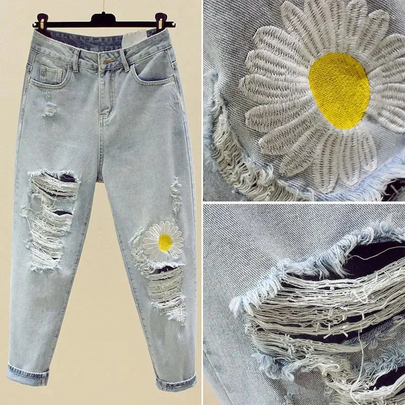 Damenjeans mittel durch Taillierter hellblauer Mutter Sommer-Denim-Knöchel-Länge Jean Feminino Vintage Little Daisy Stickhose mit Löchern A439