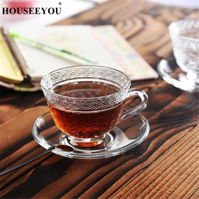 Tazas de tazas HouseeYou europeo Retro grabado Floral Glass Tea Cup Caucer Juego de tazas de té de 240 ml Café de porcelana avanzada Valentín Taza