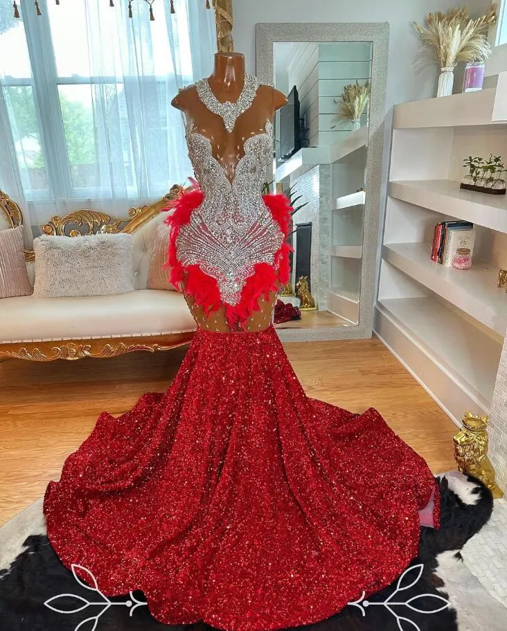 Silver Diamond Long Spittly Prom Ceremony Dresses For Black Girl Luxury Diamond Feather Velvet Evening Födelsedag Gala Dress