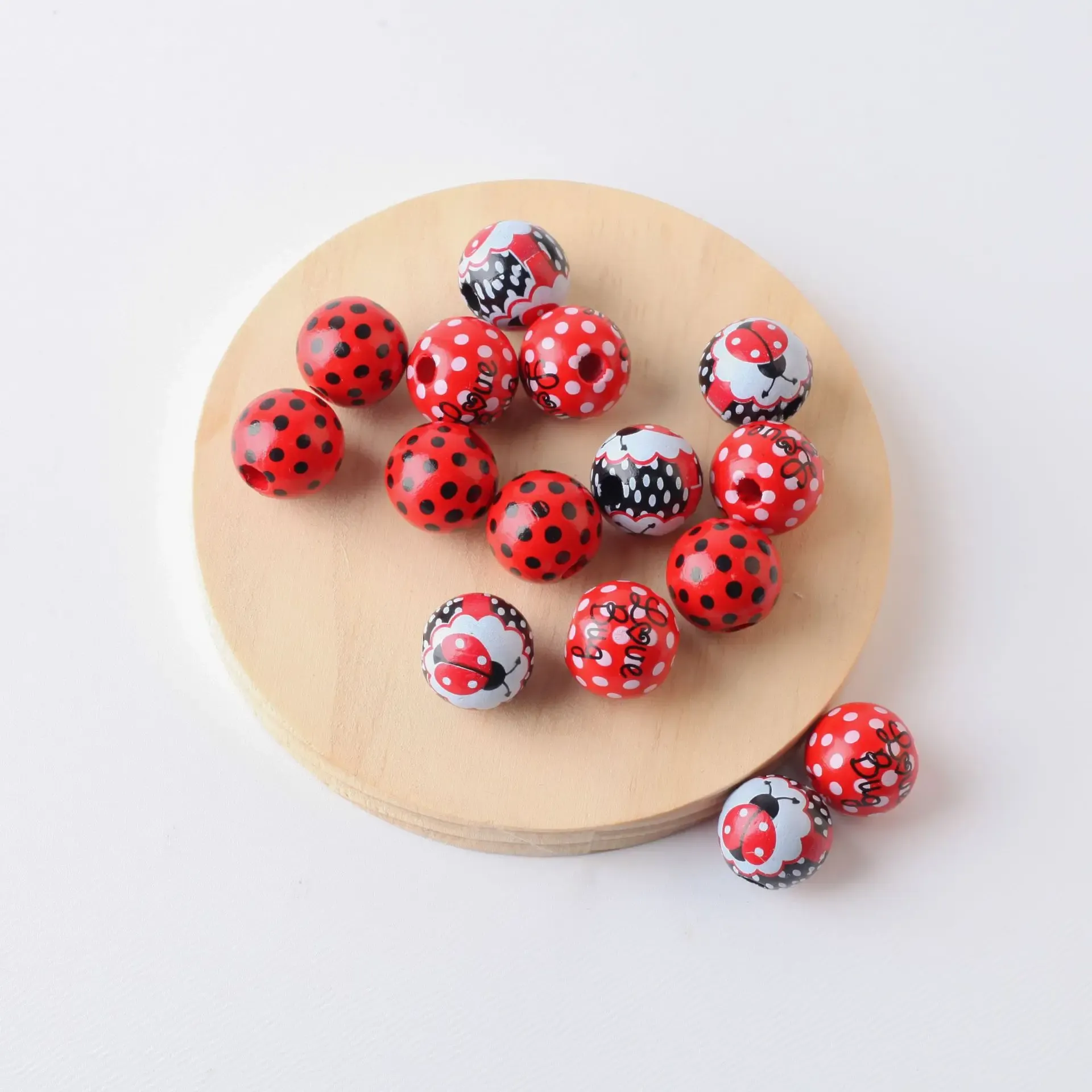 Nouveau 16 mm 20pcs / pack Ladybug Impression en bois Perles rondes Collier Collier Brillier BIELLOGE PERFORÉ ACCESSOIRES CUSTOM