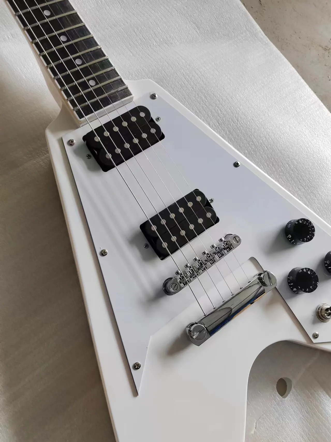 2024 공장 커스터마이즈 새로운 6 스트링 일렉트릭 기타, 세련되고 광택있는 플라이 v wither