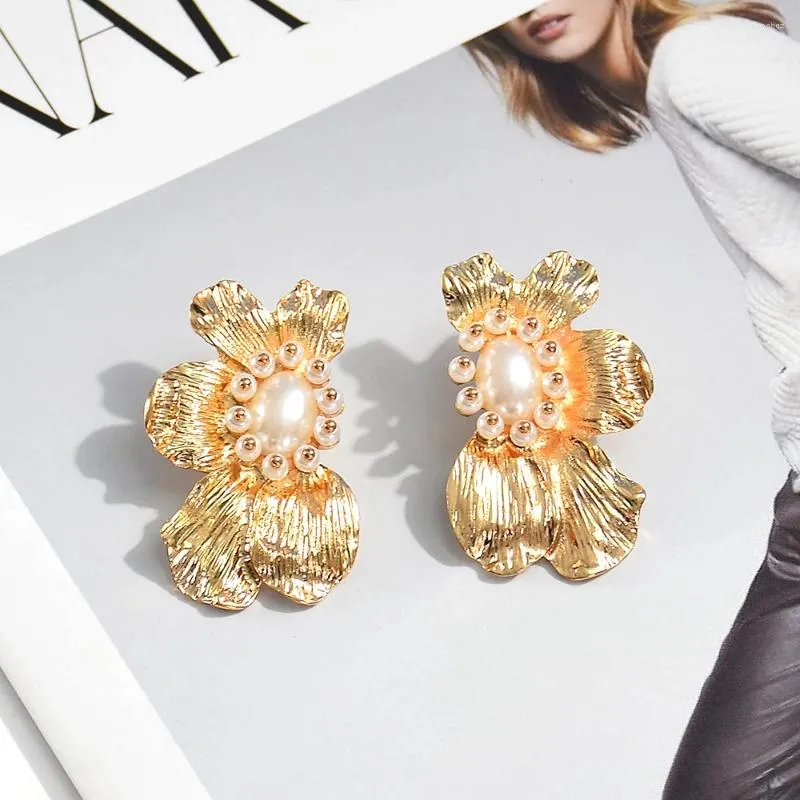 Bengelen oorbellen groothandel mode bloemvormige metalen gesimuleerde parel drop hoogwaardige gouden kleur sieraden accessoires voor vrouwen