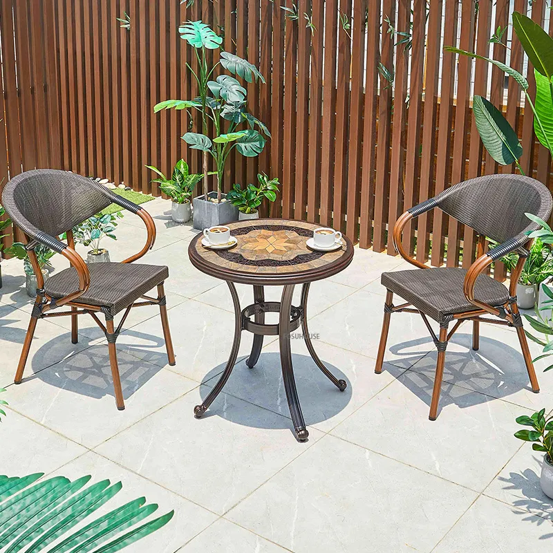 Table de patio extérieure et chaises