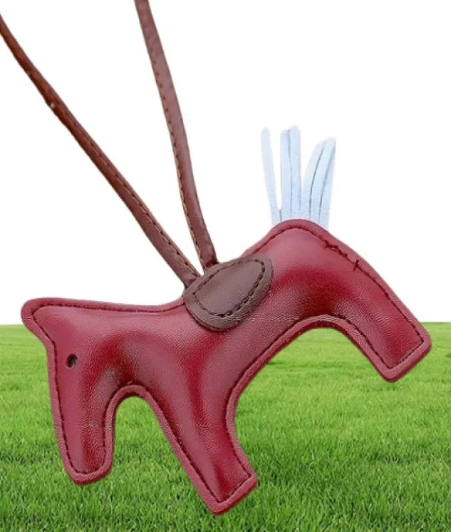 Berömda lyxiga handgjorda pu läder häst nyckelring djur nyckelkedja kvinnor väska charm hänge tillbehör mode smycken5101936