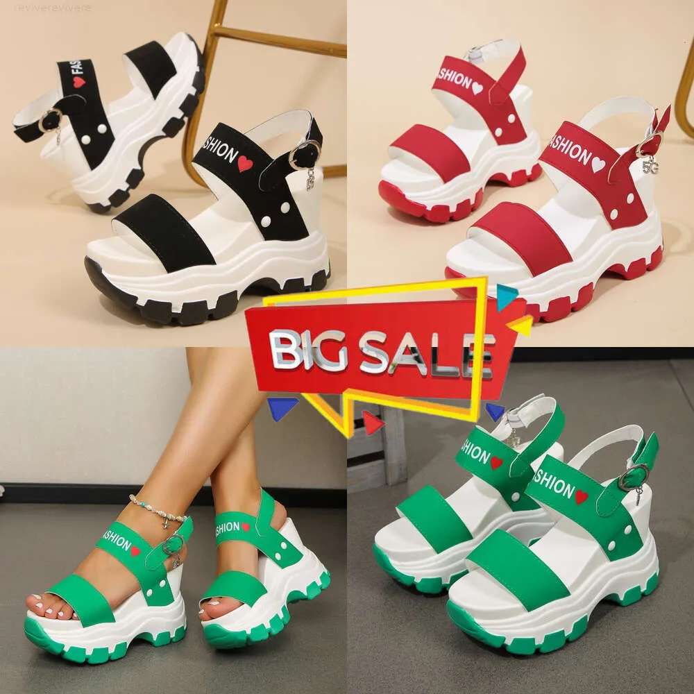 Nieuwe sandalen Wedge hiel Dikke zool dikke ronde kop open teen letter één lijn gesp domenten grote sandalen gai gai