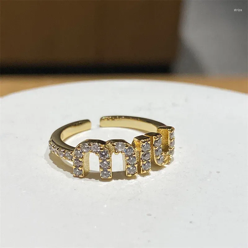 Кластерные кольца 2024 Корейская буква M Кристаллическое циркон Регулируемое кольцо для женщин Золотая пара