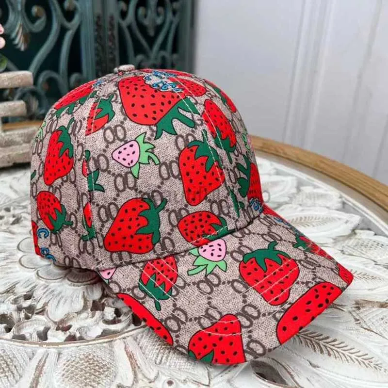 Дизайнерские шарики шляпа Strawberry Baseball Cap Cite Fashion Flat Cap с правильной буквой, напечатанной на всем солнцезащитном креме шляпы