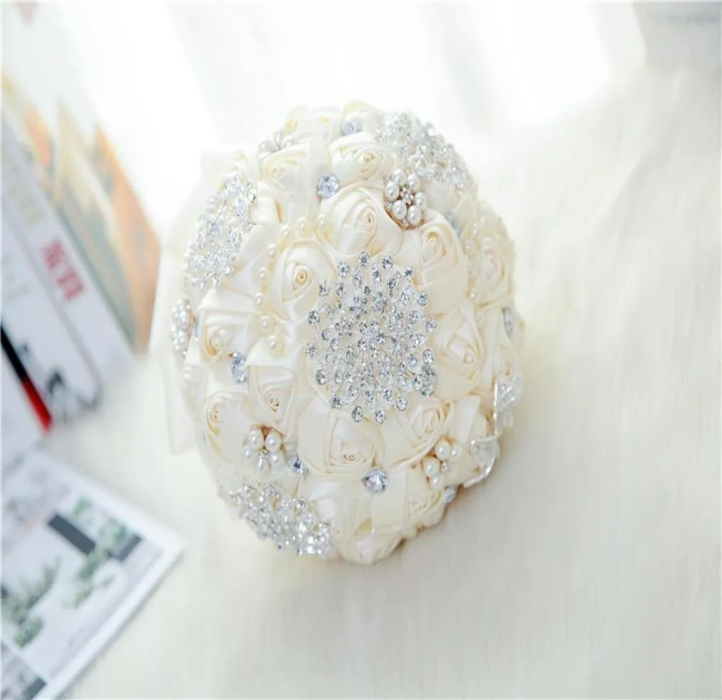 Bouquet de mariage de mariée blanche de Mariage Pearls Demaine d'honneur Bouquets de mariage artificiel Fleur Crystal Buque de Noiva 20208870404