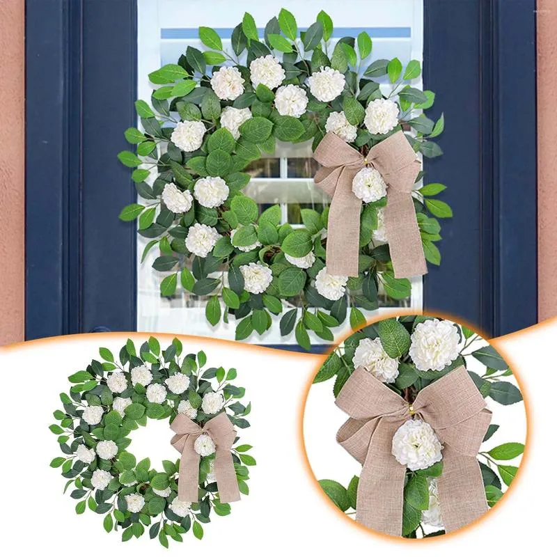 Decoratieve bloemen zomer witte hortensia kransdecoratie kleine groene blad deur hangende rattan buitenkerstmis met licht