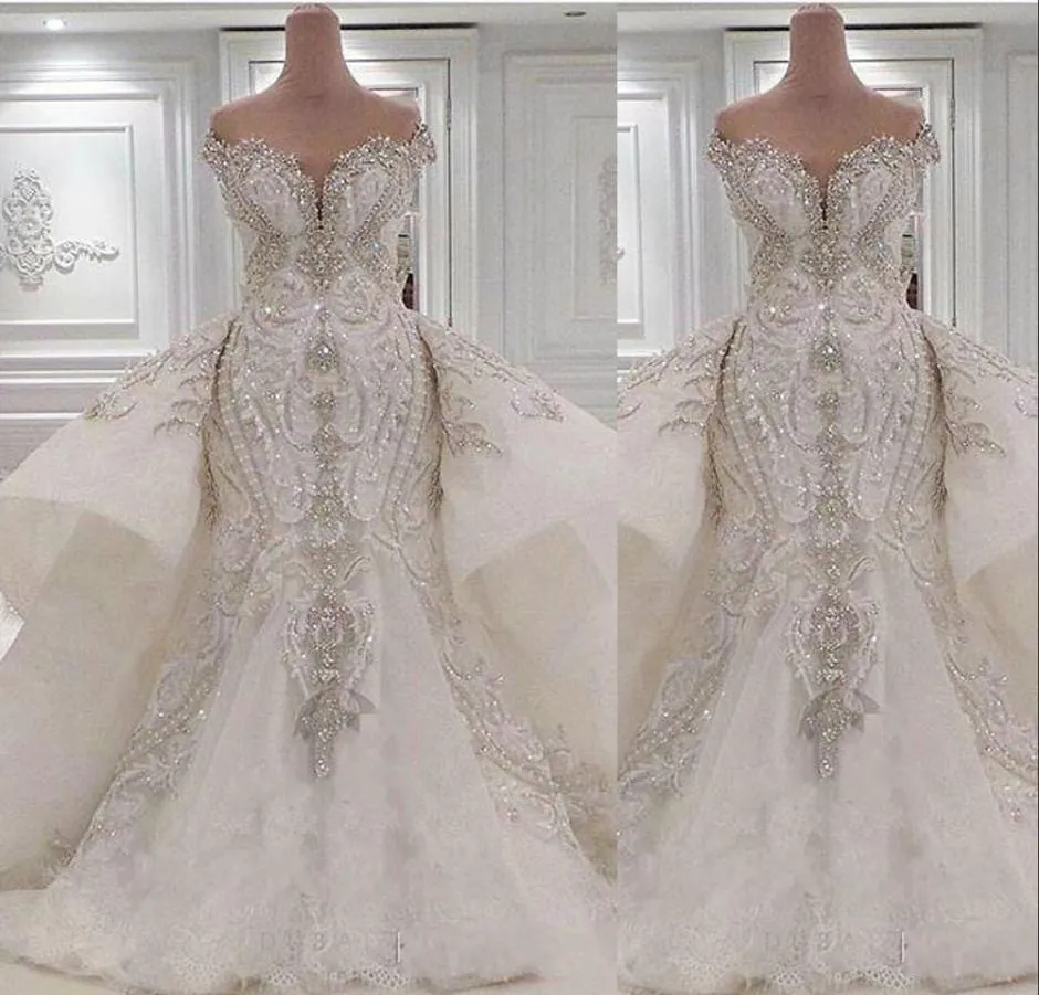 2023 Crystal Luxury Mermaid Wedding Dresses 어깨 레이스 오버 스카이어와 함께 신부 가운 Ruched Sparkle Rhinstone Dubai thewidos4495263