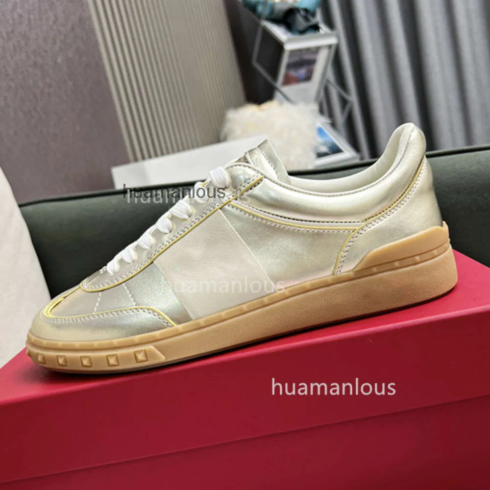 Board Champagne Valenstino Trainer Gold Sneakers Shoes Designer Couple's White Cowhide Gekleurde klinknagel Placing Training Studs Lage Top Sports Casual 9v8v