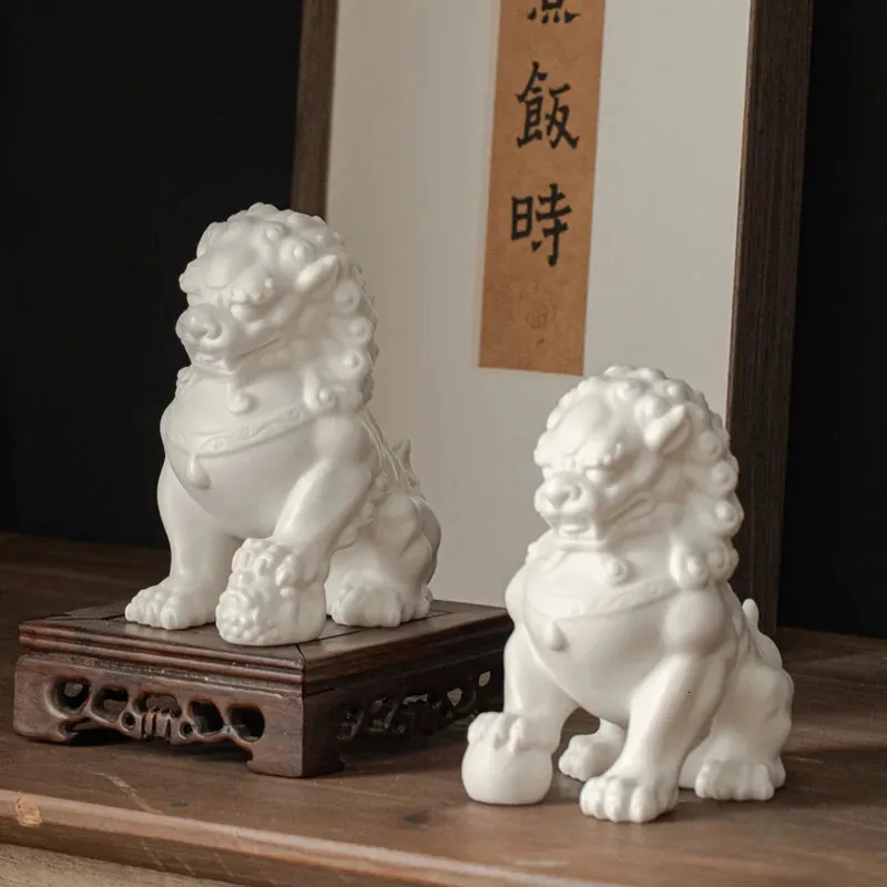 Blanc Céramique Lion Decoration Salon Room TEA PET ORNAMENT STATUE FENGSHUI Gift 240411