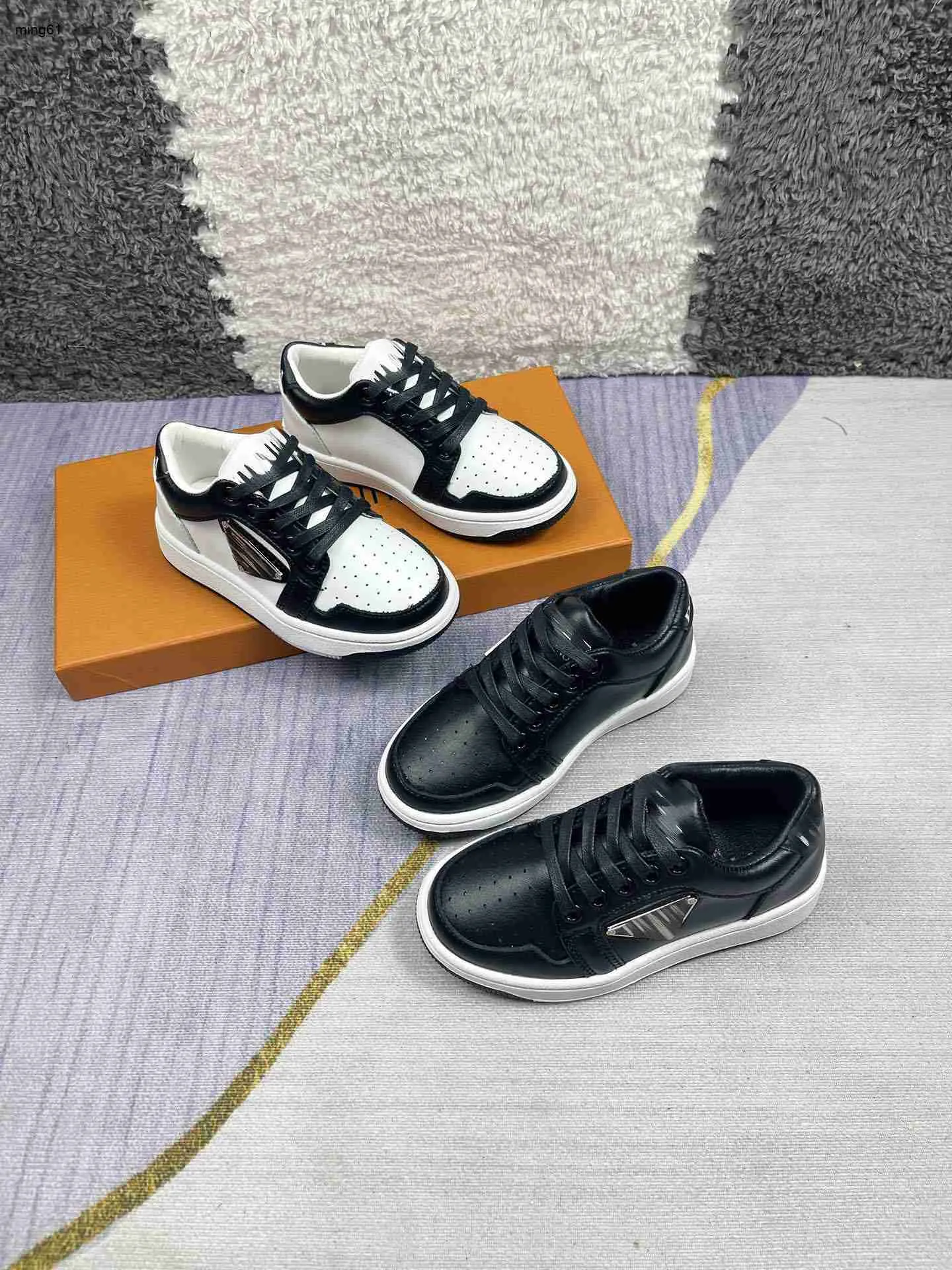 Märke baby sneakers geometric logo dekoration barn skor storlek 26-35 box skydd svartvita pojkar casual skor 24 april