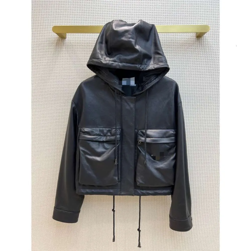 Herrenjacken Herbst/Winter Kapuze Design kleiner Leder Windbreaker Mantel Großer Brusttasche Dekoration Klassisches Dreieck Logo